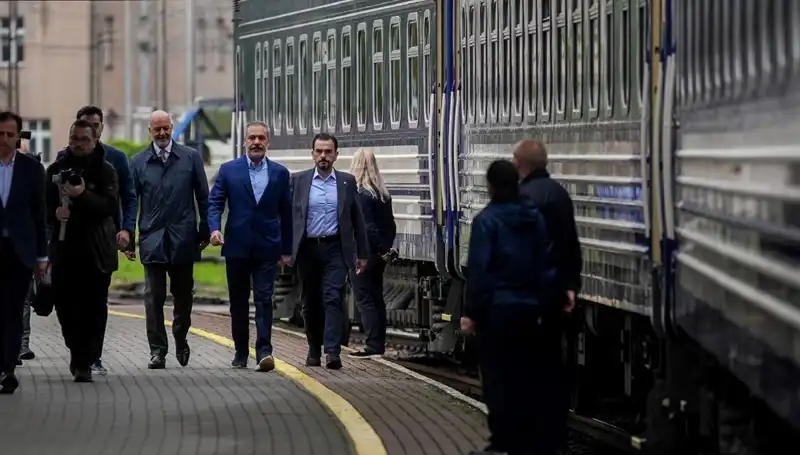 Dışişleri Bakanı Fidan, Ukrayna'da Gözde Ziyaretlerle Dikkat Çekti