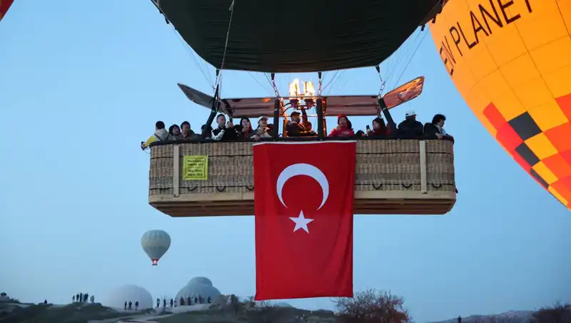 Kapadokya'da 23 Nisan Coşkusu: Renkli Balonlar Türk Bayraklarıyla Süslendi