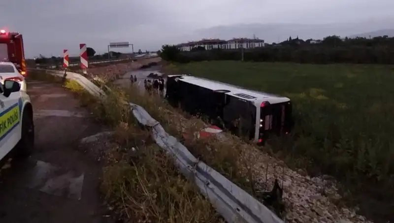 Manisa'da Yolcu Otobüsü Kazası: Birçok Yaralı ve Kaza Sebepleri Üzerine Tartışmalar