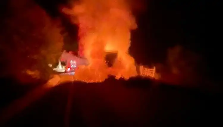 Seyir Halindeki Kamyonet Alev Alev Yanarak Korku Dolu Anlar Yaşattı