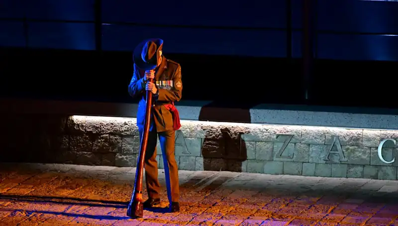 Anzak Koyu'nda Duygusal Şafak Ayini: Tarih, Anılar ve Birliktelik
