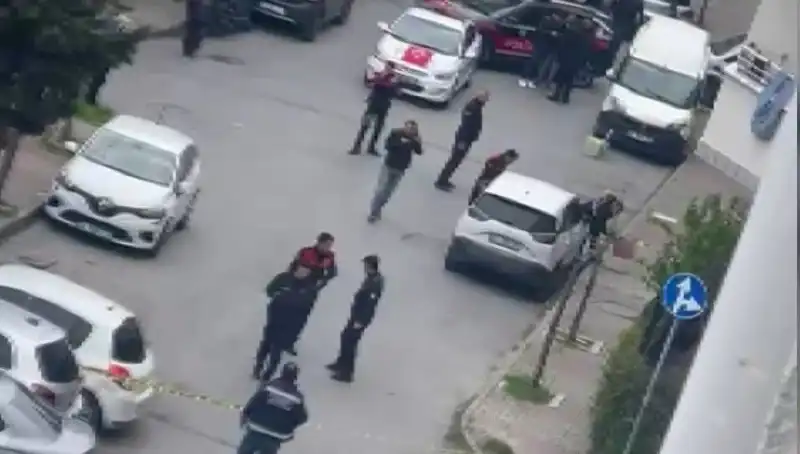 Yolda Yürüyen Genç, Kurşun Yağmurunun Ortasında Kaldı: O Anlar Kamerada!