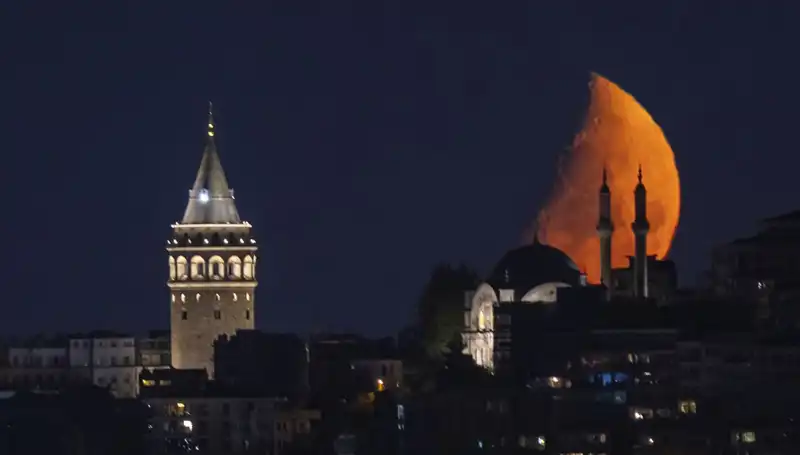 İstanbul'da Yarım Ay Gökyüzünde Parladı: O Anlar Büyüledi