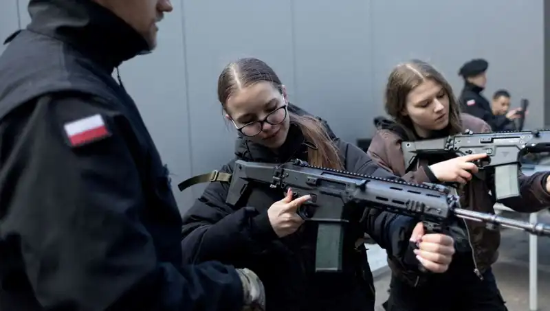 Polonya, Savaş Hazırlıklarıyla Sivilleri Askeri Eğitime Tabi Tutuyor
