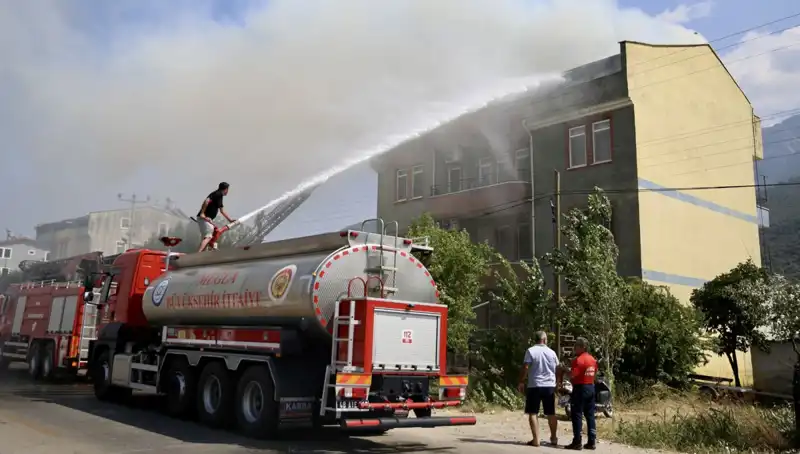 Çatı Katı Yangını Kahraman İtfaiyecileri Seferber Etti