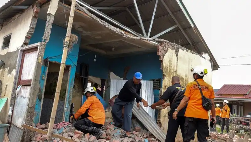 Endonezya'da 5,7 Büyüklüğünde Deprem: 8 Ev Çöktü, Korku ve Kaos Hakim