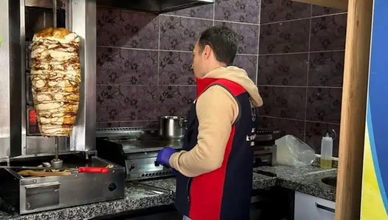 Tavuk Döner Alarmı: Türkiye Genelinde İşletmelere Baskınlar Devam Ediyor