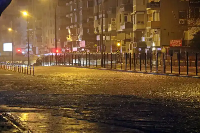 Antalya'da Fırtına Sonrası Yollar Göle Döndü: Araçlar Mahsur Kaldı