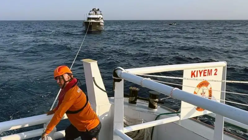 Marmaris Açıklarında Sürüklenen Tekneye Kurtarma Operasyonu Başarıyla Tamamlandı