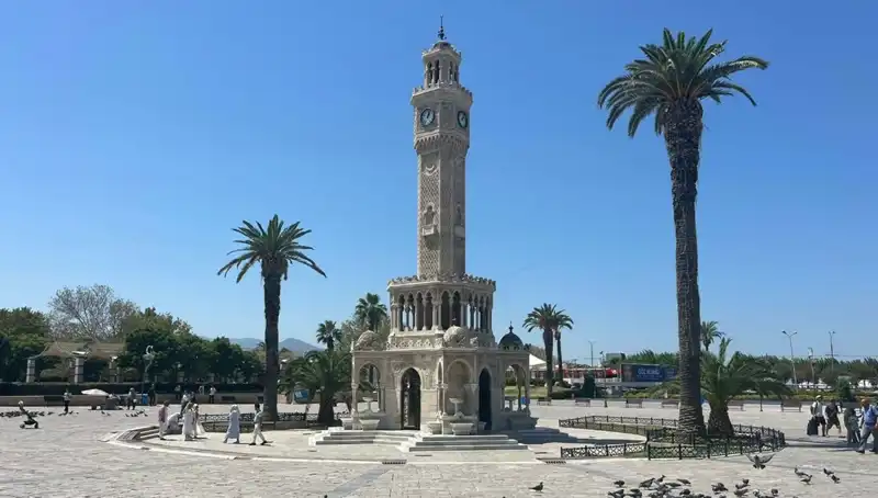 İzmir’de Sıcak Hava Dalgası: Meydanlar Boş, Hava 41 Dereceyi Geçti