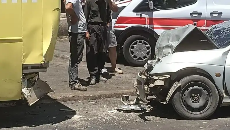 Halk Otobüsü ile Otomobil Çarpıştı: Feci Kaza İki Yaralı