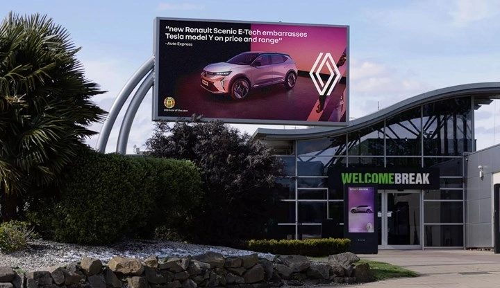 Renault, Yeni Reklam Panosuyla Tesla Kullanıcılarını Hedef Alıyor