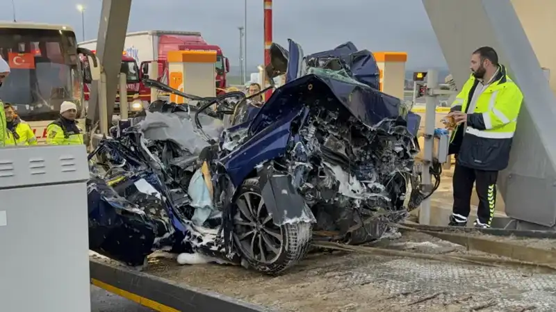 Silivri'deki Korkunç Kaza: Otomobil Gişe ile Otobüs Arasında Sıkıştı